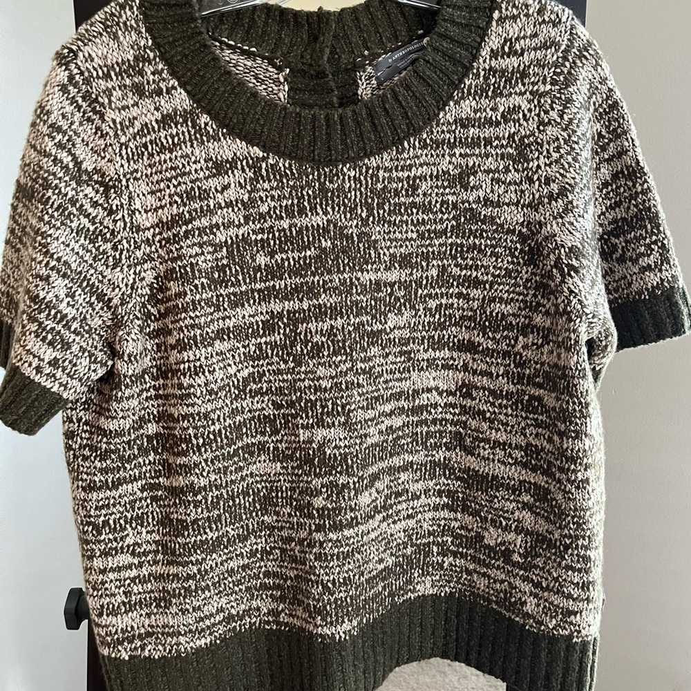 Short sleeve sweater